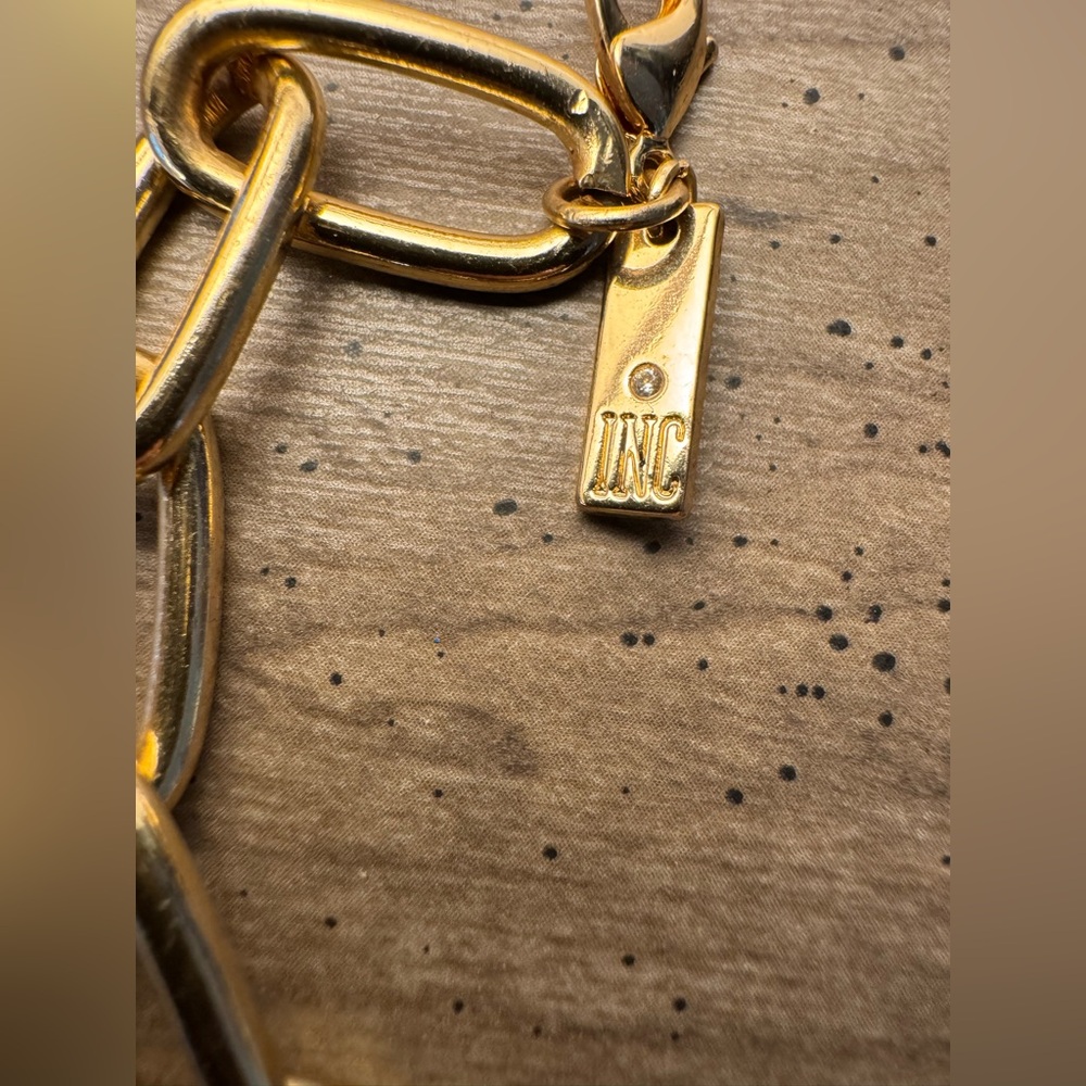 Elegant Black and Gold Tone Necklace - Picture 4 of 5